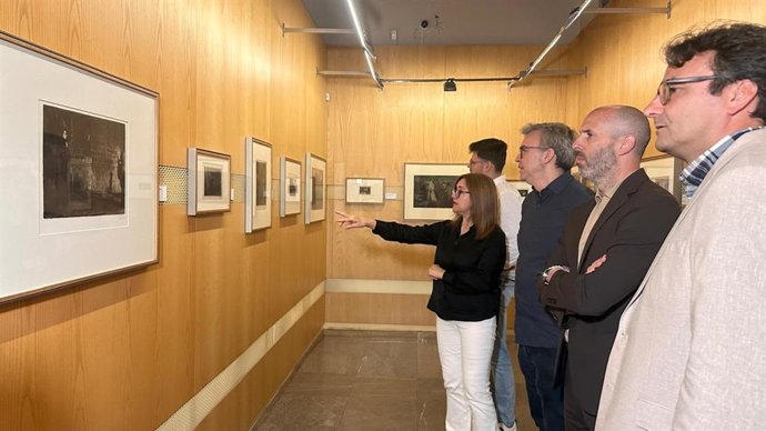 Eduardo Lucena (2º dcha.), en un recorrido por la exposición 'Entre luces y sombras. El universo de Ricardo Baroja'.