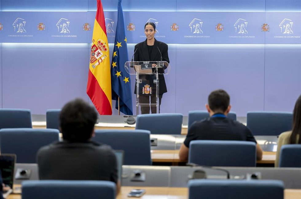 La diputada de Sumar y portavoz de Más Madrid en el Congreso, Tesh Sidi, durante una rueda de prensa en el Congreso de los Diputados.