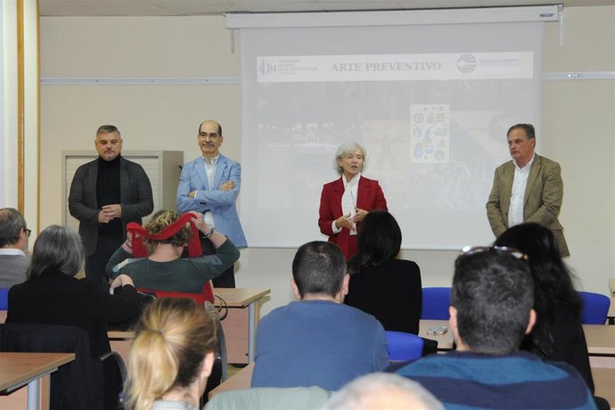 Archivo - El paseo marítimo acoge una muestra que reinterpreta cuadros para concienciar sobre seguridad y salud laboral