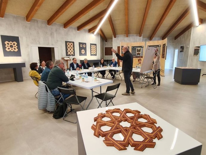 La comisión territorial de Patrimonio de León se ha celebrado este martes en el Centro de Interpretación de la Carpintería de Armar en Valcabado del Páramo.