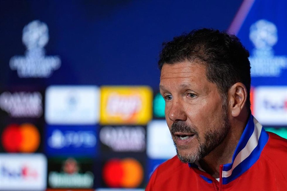 Diego Pablo Simeone, entrenador del Atlético de Madrid, atiende a los medios en rueda de prensa.