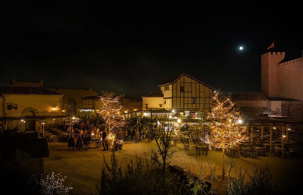 Archivo - Parque Puy du Fou nocturno.