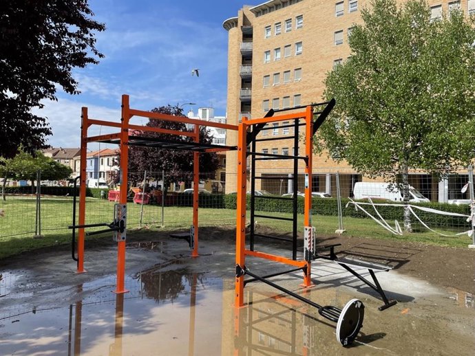 El Ayuntamiento de León inicia los trabajos para dotar al parque de la Amistad y la Tolerancia de una zona de calistenia.