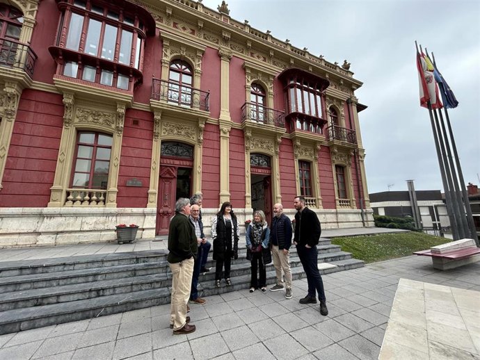 El secretario de Política Municipal de la FSA-PSOE, Álvaro Valle, y de la portavoz del grupo municipal socialista de Carreño, Amelia Fernández, durante su atencion a medios de comunicación en Candás.