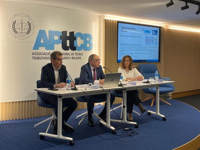 Rueda de prensa de la Associació Professional de Tècnics Tributaris de Catalunya i Balears (APttCB), con su presidente Joan Torres,   Al secretario de Xavier Masdéu, y la vocal Marta Alcega