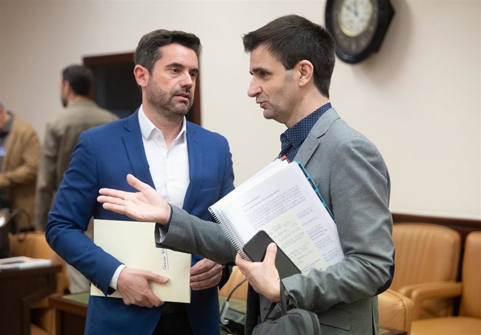 Archivo - El presidente del Consejo de Administración de la Corporación RTVE, José Pablo López Sánchez (d), comparece de forma periódica ante la Comisión Mixta de Control Parlamentario de la Corporación RTVE y sus Sociedades para la contestación de pregun