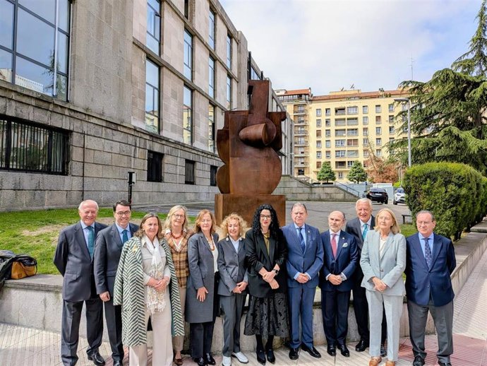 La Universidad de Oviedo instala en su edificio de la calle Independencia la escultura 'Guitarra nº 21', obra del escultor aragonés Pablo Serrano.