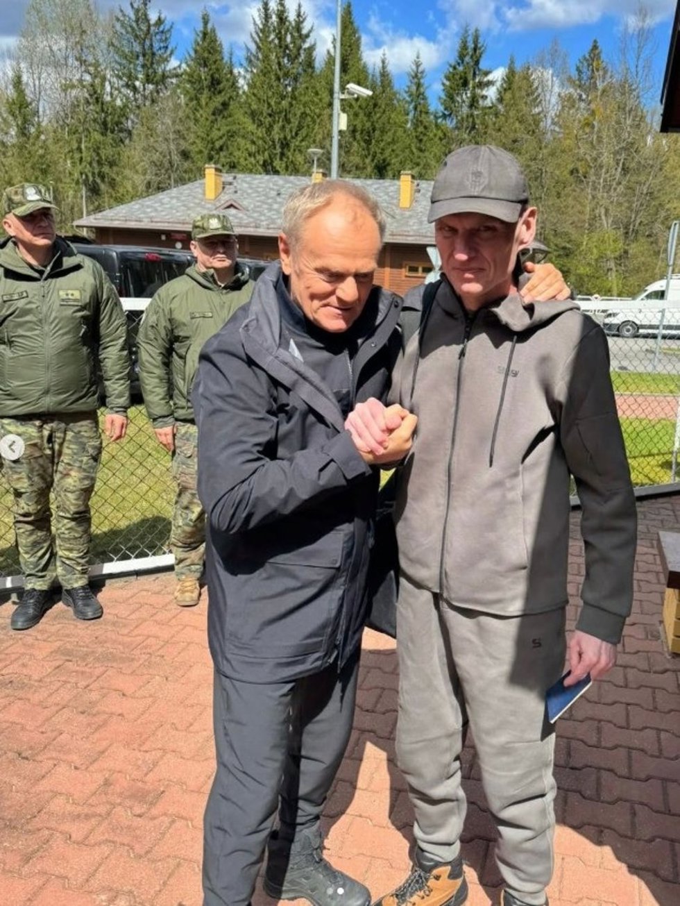 El primer ministro de Polonia, Donald Tusk, junto al periodista polaco, Andrzej Poczobut, liberado por Minsk.