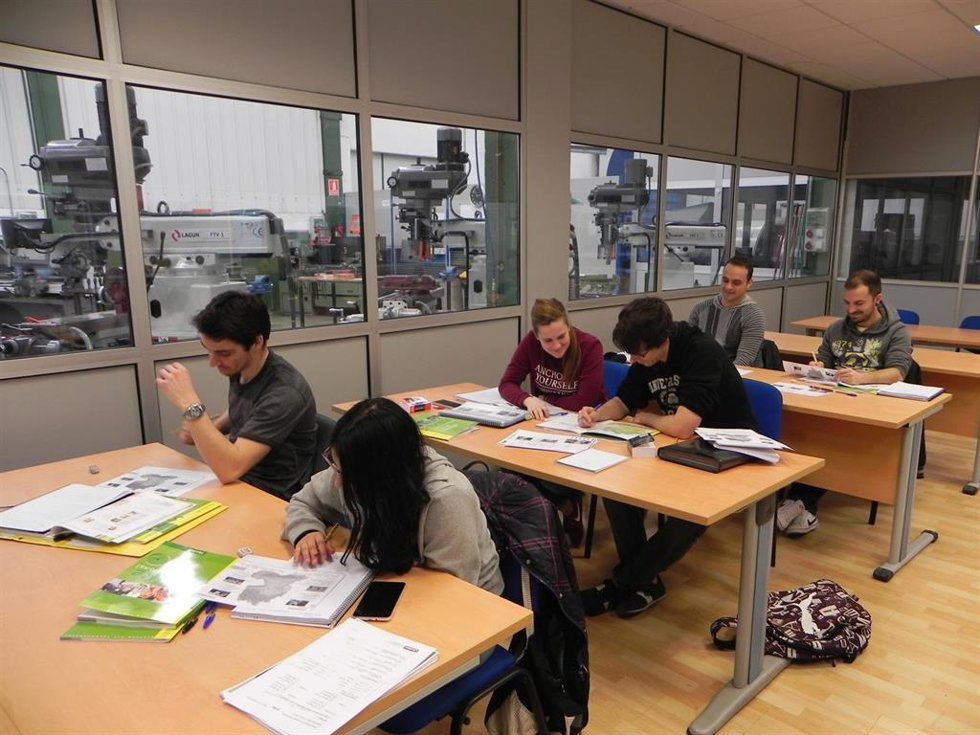 Archivo - Estudiantes de FP en una clase.- Archivo