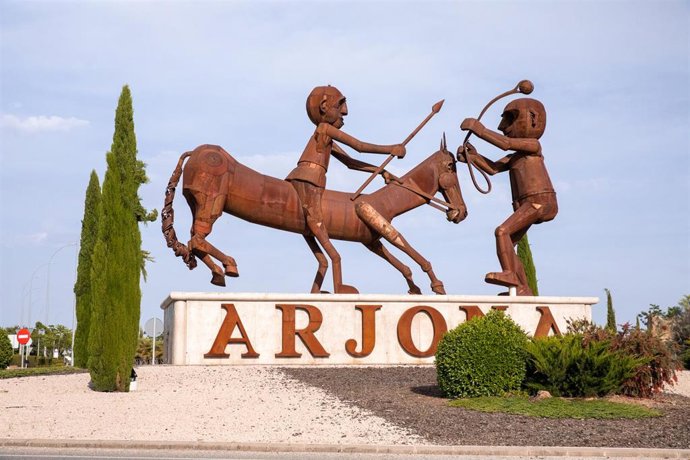 Archivo - Representación de una lucha entre guerreros íberos en una rotonda de acceso a Arjona/Archivo