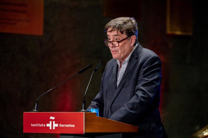 El escritor y director del Instituto Cervantes, Luis García Montero, interviene durante la inauguración de la exposición ‘Las mejores letras en español’, en el Instituto Cervantes, a 22 de abril de 2026, en Madrid (España). La muestra reúne manuscritos or