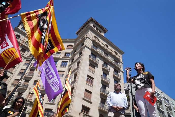 La secretaria general de CC.OO de Catalunya, Belén López, y el de UGT, Camil Ros, en la concentración por el Día Mundial de la Seguridad y Salud en el Trabajo