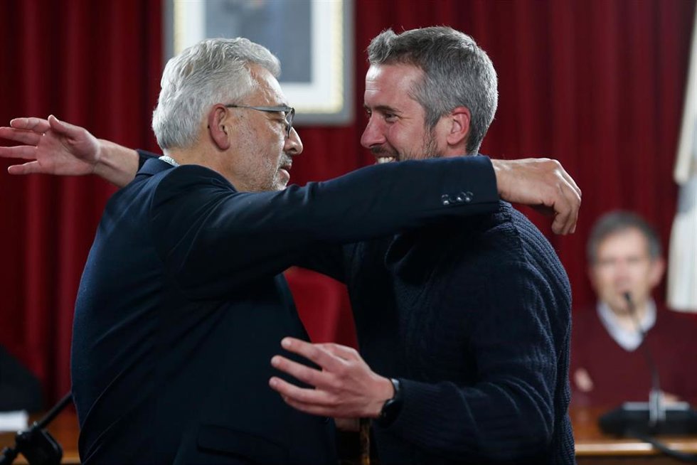 Archivo - El alcalde de Lugo, Miguel Fernádez (PSOE), con el teniente de alcalde, Rubén Arroxo (BNG), en el pleno de toma de posesión del regidor