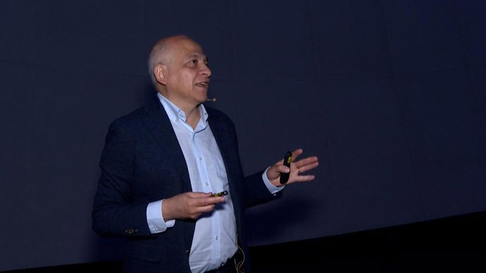 El astrónomo y experto de la ESA, Pedro García Lario, durante su encuentro con escolares en la sala de proyecciones del Hemisfèric