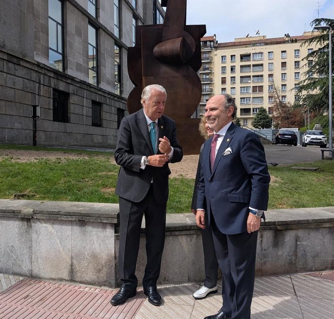 El que fuera presidente del Consejo de la Universidad de Oviedo, lalo Azcona y el rector de la institución académica, Ignacio Villaverde.