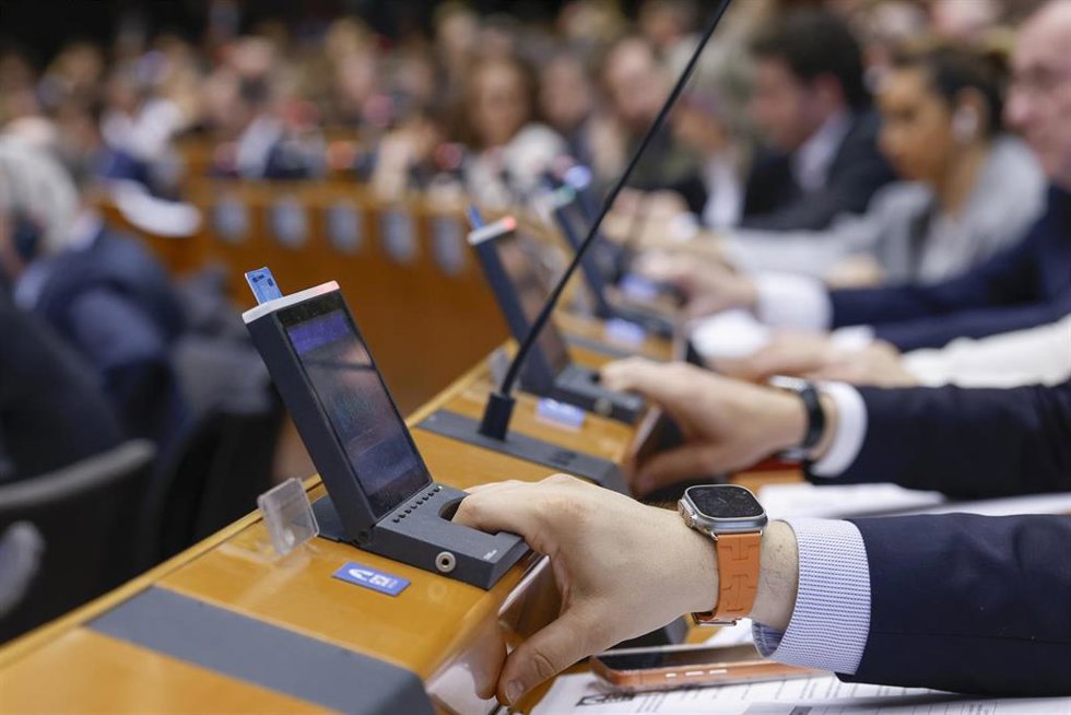 Archivo - Eurodiputados votan en una sesión plenaria celebrada en Bruselas.
