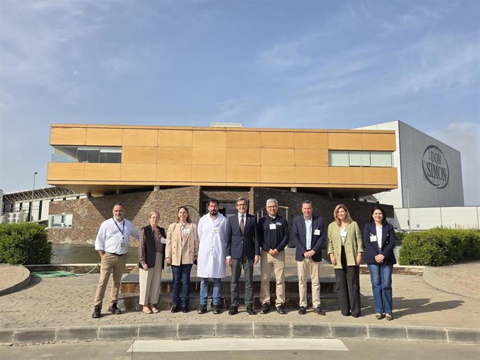 Visita del consejero de Industria, Energía y Minas, Jorge Paradela, a la fábrica de Don Simón en Villanueva de los Castillejos.