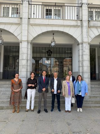 José Antonio Nieto y Matías González (centro), ante el Ayuntamiento de Hinojosa del Duque.