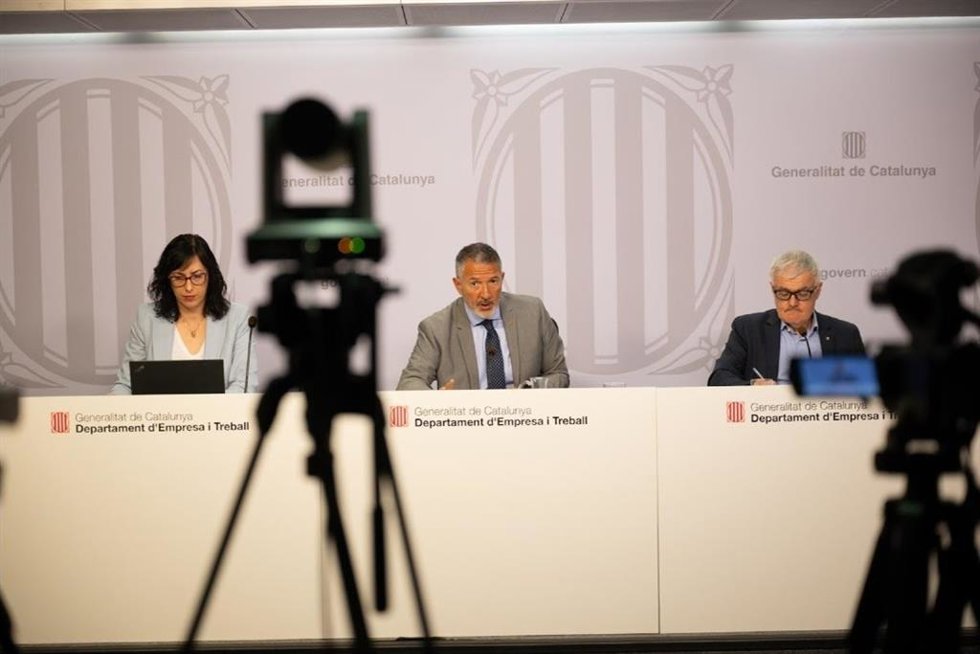 (I-D) La Directora Del Observatori Del Treball I Model Productiu, Manuela Redondo; El Conseller De Empresa Y Trabajo, Miquel Sàmper, Y El Secretario De Trabajo, Paco Ramos