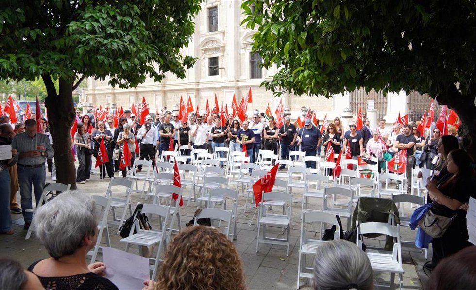 Imagen de la concentración de CCOO Sevilla dejando sillas vacías en protesta por las muertes en el trabajo.