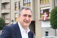 Esteban anula una reunión con Moncloa tras "la falta de respeto" del PSE al publicar una foto tirándose a la piscina