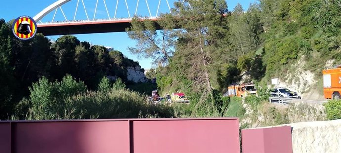 Bomberos interviniendo en el accidente de Ontinyent
