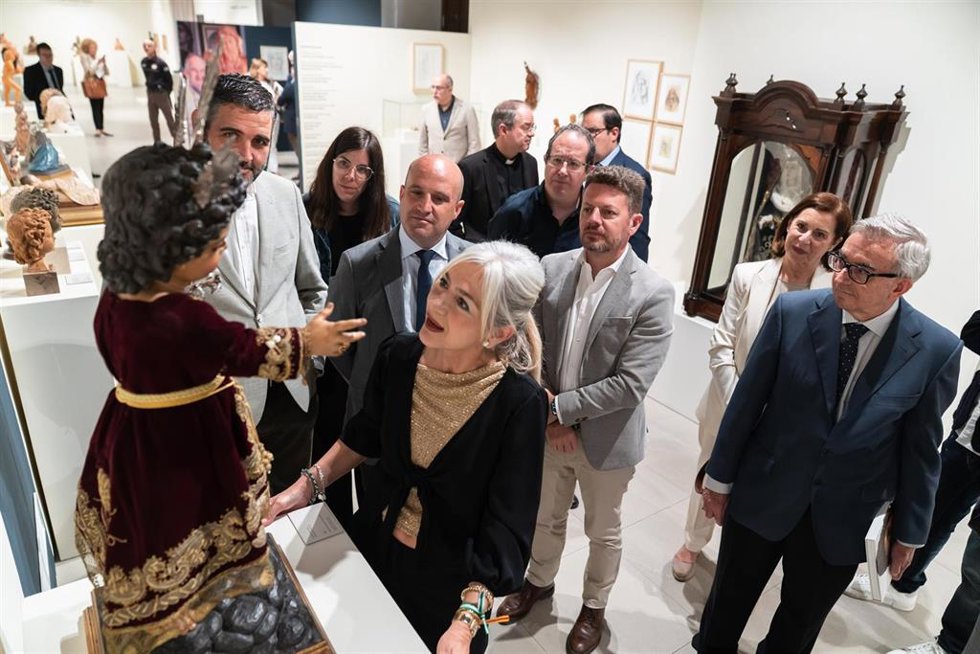 La consejera de Cultura y Deporte de la Junta de Andalucía, Patricia del Pozo, visita la exposición del imaginero y escultor Luis Álvarez Duarte en el Murec de Almería.