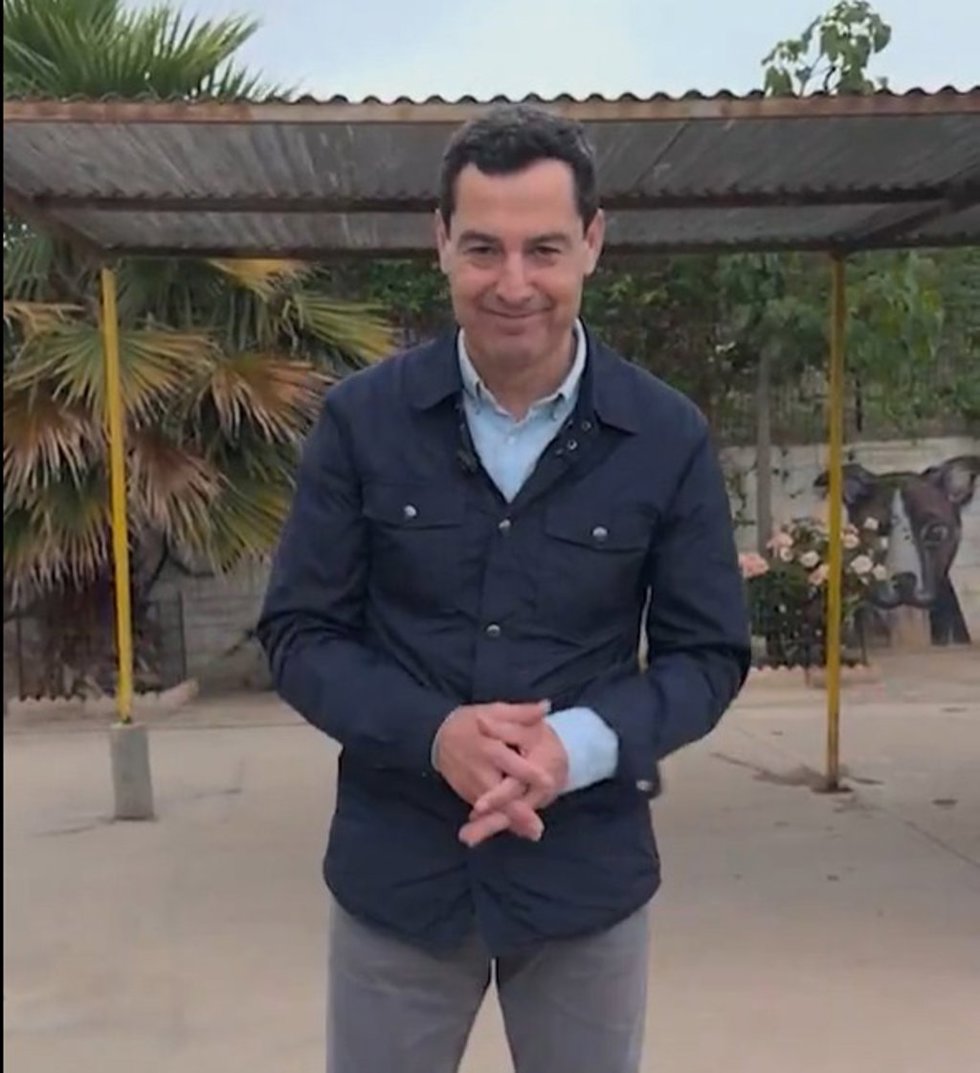 El presidente de la Junta y candidato del PP-A a la reelección, Juanma Moreno, este martes en el Refugio de la Sociedad Protectora de Animales de Málaga