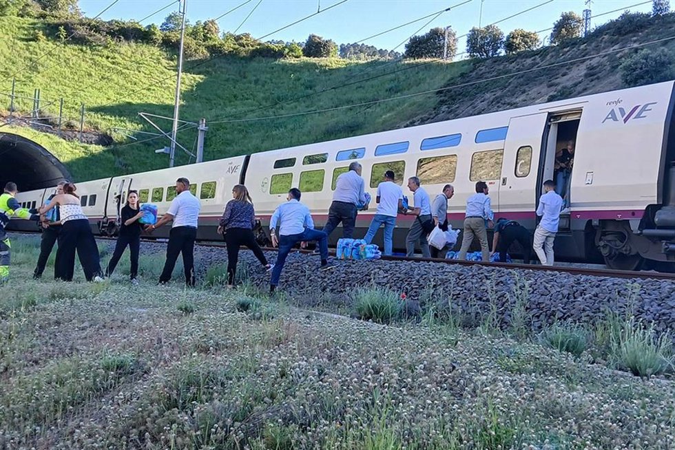 Archivo - Vecinos de Brazatortas ayudan a pasajeros de tren afectados por el apagón.