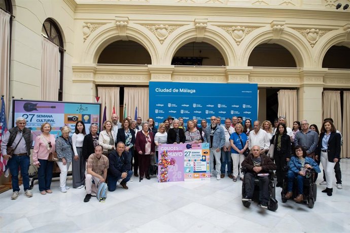 Presentación de la XXVII Semana Cultural de Cruz del Humilladero a la que ha asistido la concejala delegada del distrito Teresa Porras, junto a representantes de colectivos y entidades