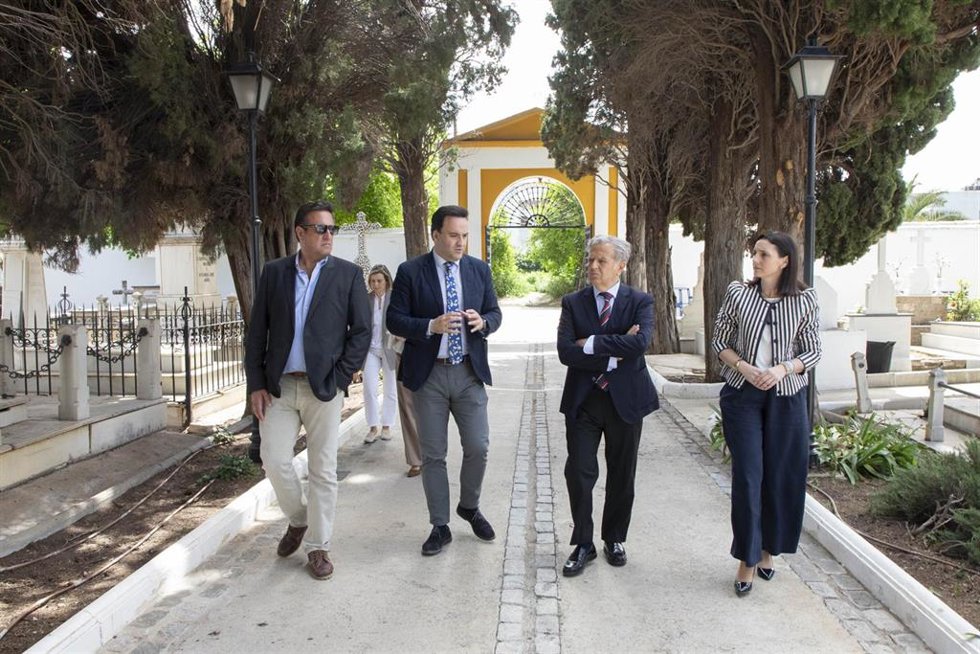 El presidente de la Diputación de Córdoba, Salvador Fuentes (segundo por la dcha.), visita el cementerio de Priego de Córdoba.