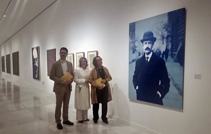 El director de proyectos de la Fundación Archivo Manuel de Falla, Álvaro Flores Coleto; la presidenta de CajaGranada Fundación, Ángeles Orantes-Zurita López; y la presidenta de la Fundación Archivo Manuel de Falla, Elena García de Paredes de Falla.