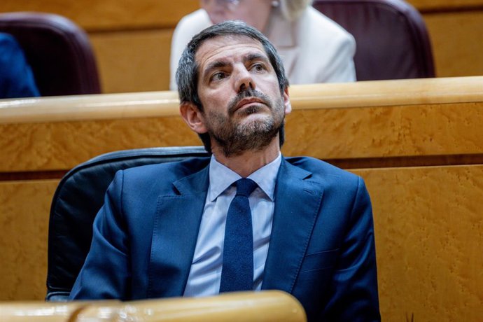 El ministro de Cultura, Ernest Urtasun, durante la sesión de control al Gobierno, a 21 de abril de 2026, en Madrid (España).