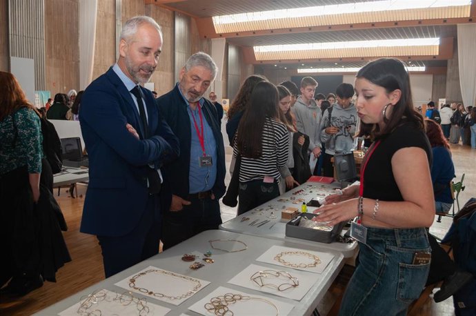 Silva visita la Feria de Enseñanzas Artísticas.