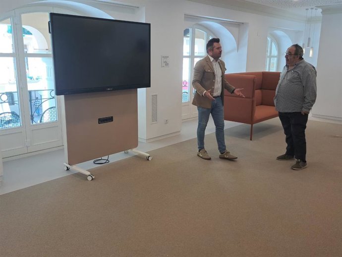 Los trabajos de instalación del mobiliario imprescindible para convertir los antiguos Almacenes San Pedro en la nueva Biblioteca Municipal de Barbastro continúan según lo previsto y con horizonte de apertura del equipamiento fijado en el segundo semestre