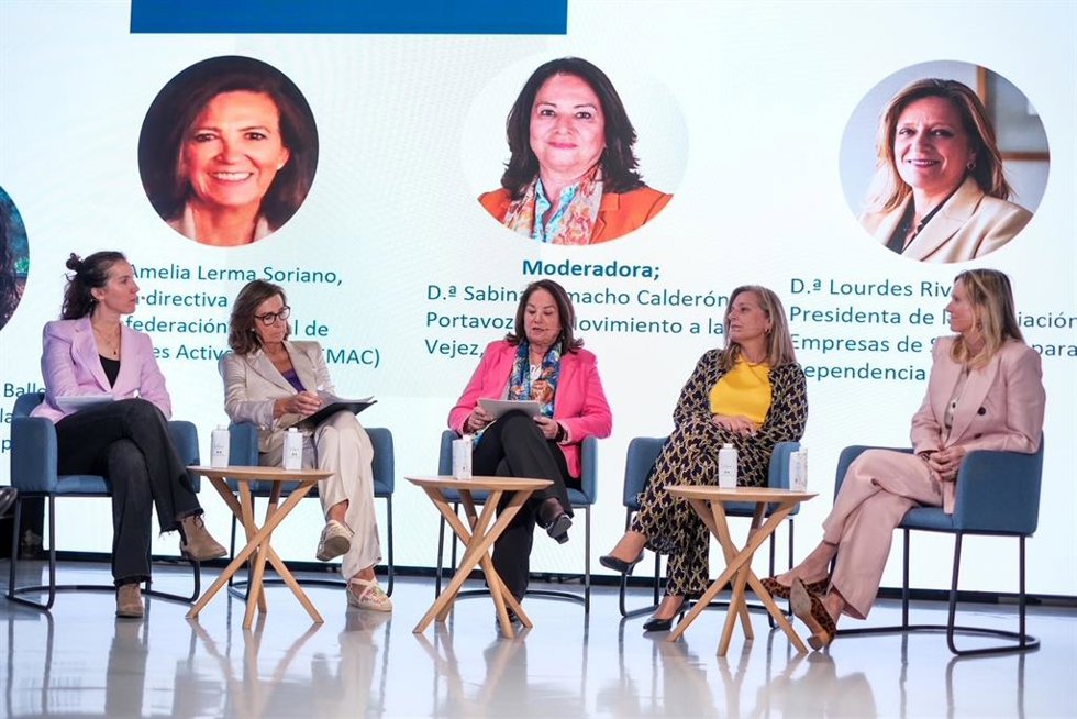 Mesa debate 'Movimiento a la vejez vitales'. De izquierda a derecha: Ruth González del Grupo SENDA, Amelia Fernández de CONFEMAC, Sabina Camacho de CEOMA, Lourdes Rivera de AESTE y Rita de la Plaza del Consejo General de Colegios de Farmacéuticos