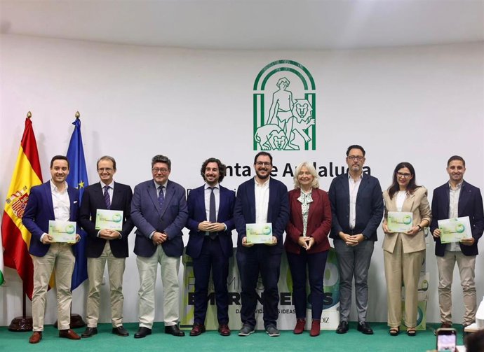 Mercedes Colombo con representantes de las cinco empresas de Cádiz que pasan a la final de los XIII Premios Emprendemos de la Junta.