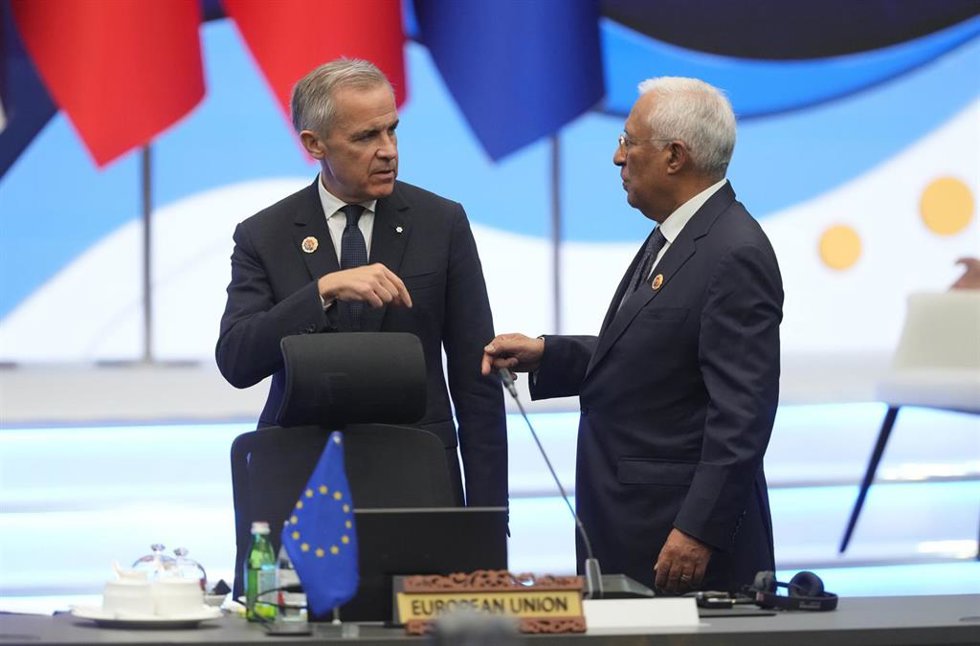 Archivo - El primer ministro de Canadá, Mark Carney, habla con el presidente del Consejo Europeo, António Costa