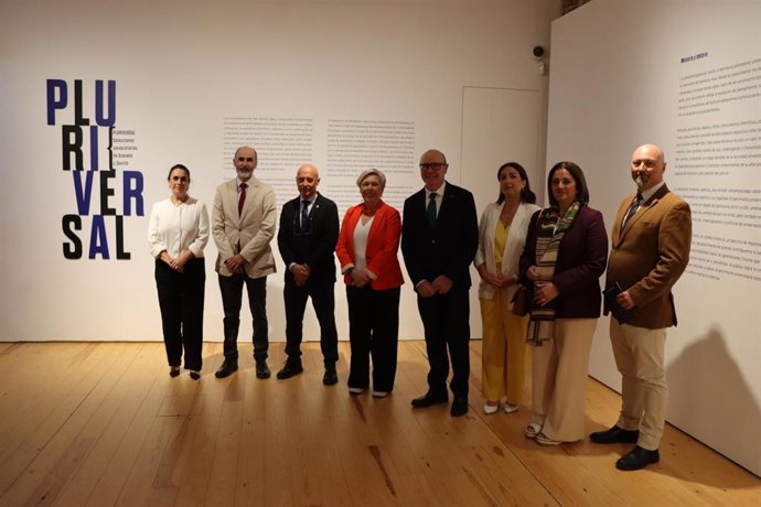 Foto de familia, con los rectores de US y UGR, tras la inauguración de la exposición 'Pluriversal', en el Cicus.