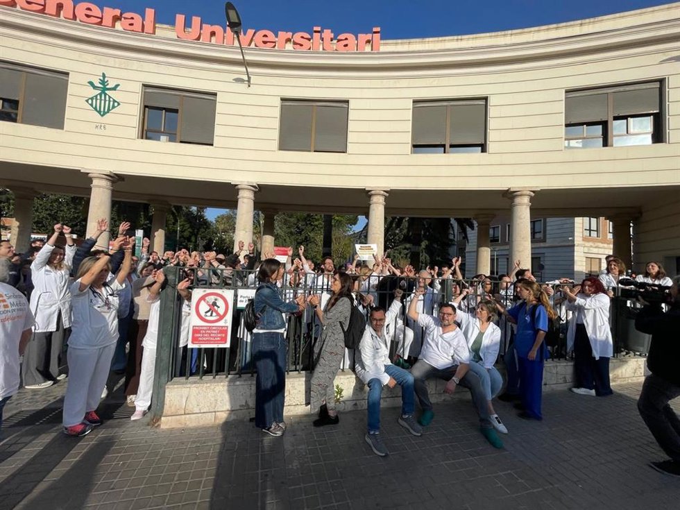 Médicos se encadenan en el Hospital General para exigir al Ministerio un Estatuto Marco propio y al conseller mejoras en sus condiciones laborales