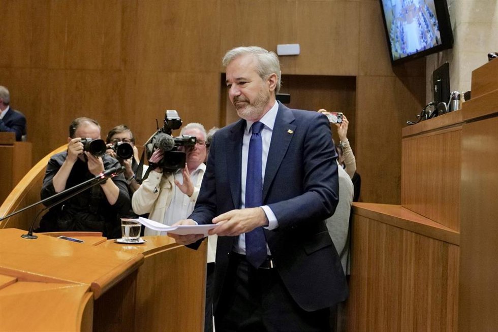 El candidato a la Presidencia del Gobierno de Aragón, Jorge Azcón, interviene en la primera jornada de la sesión plenaria de investidura de las Cortes de Aragón.