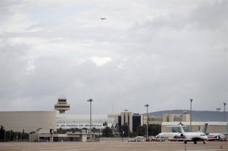 Archivo - Un avión en una de las pistas del Aeropuerto de Palma, a 8 de noviembre de 2021, en Palma de Mallorca, Mallorca, Islas Baleares (España). 