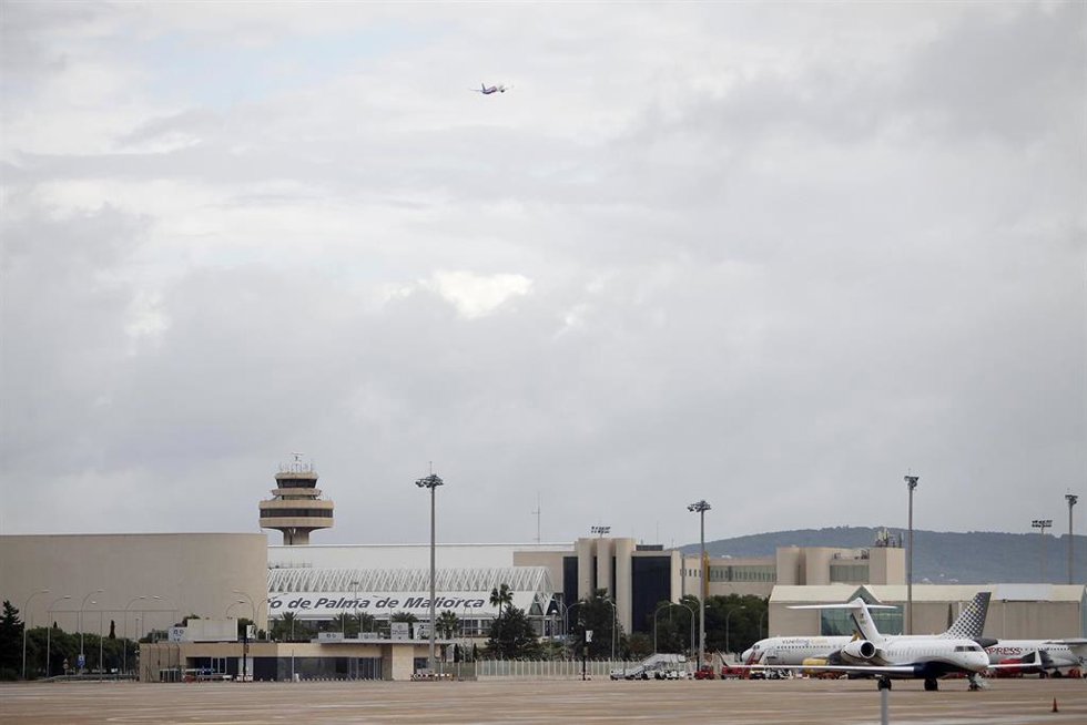 Archivo - Un avión en una de las pistas del Aeropuerto de Palma, a 8 de noviembre de 2021, en Palma de Mallorca, Mallorca, Islas Baleares (España).