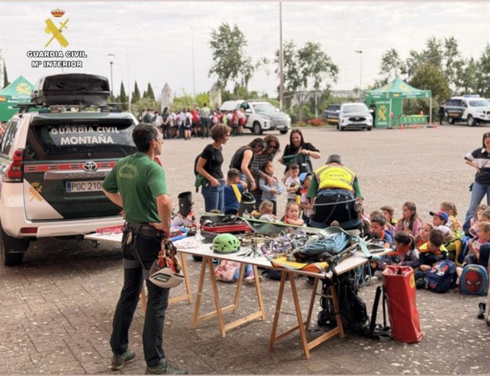 Escolares participan en la exhibición de medios en la Comandancia de la Guardia Civil de Cáceres