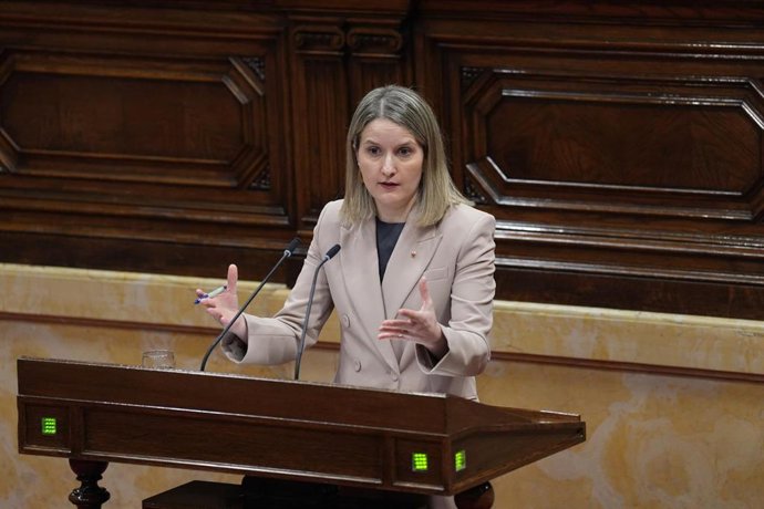 Archivo - La consellera de Derechos Sociales, Mónica Martínez Bravo, durante un pleno del Parlament