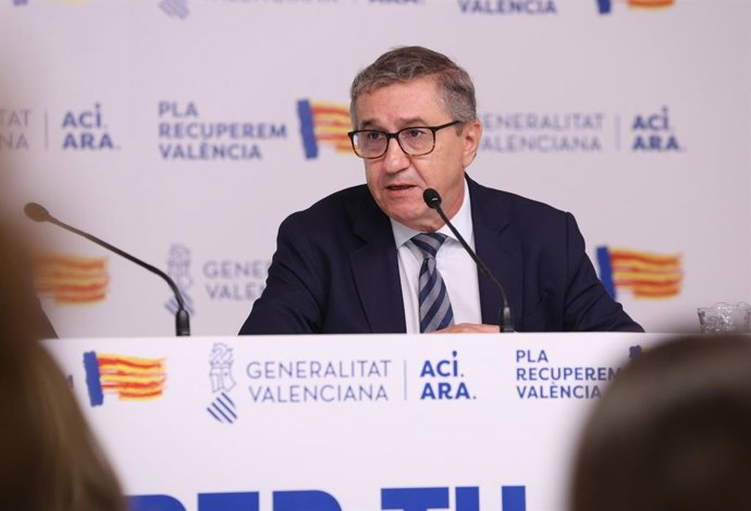 Archivo - El conseller de Hacienda, José Antonio Rovira, en imagen de archivo