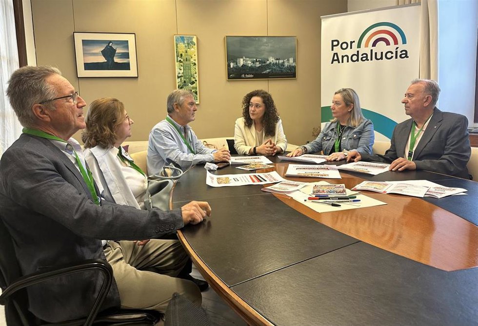 La portavoz del grupo parlamentario Por Andalucía, Inmaculada Nieto, reunida con los representantes de CCOO y UGT de cara a la manfestación por la dependencia del 29 de abril.