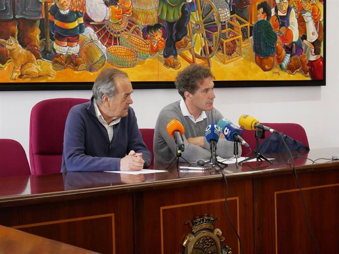 El alcalde de O Carballiño, Francisco Fumega (PSOE), y el regidor en funciones, José Castro-Gil (PP), ofrecen una rueda de prensa en el Ayuntamiento para dar cuenta del relevo en el gobierno municipal
