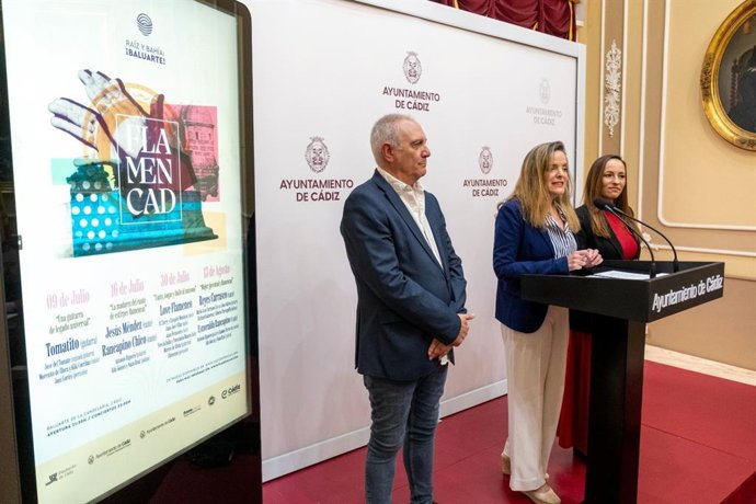 La teniente de alcalde de Cultura del Ayuntamiento de Cádiz, Maite González, junto a la edil de Igualdad y Políticas de Inclusión, Virginia Martín, y el promotor Antonio Montoya, presentan el ciclo Flamencad