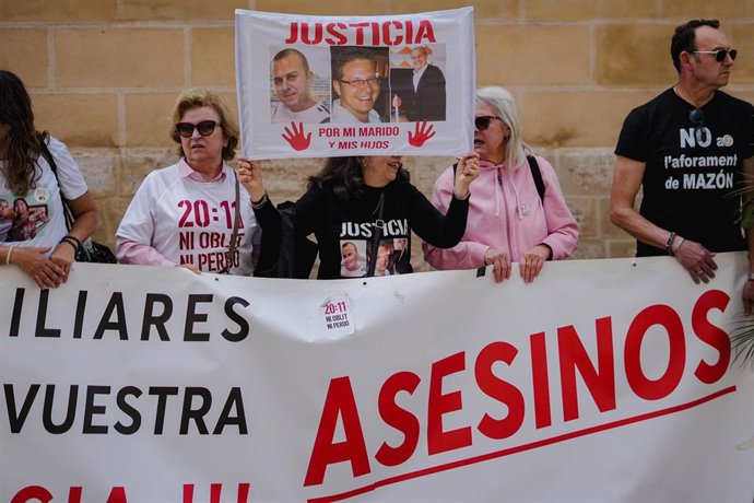 Asociaciones de víctimas de la dana protestan ante Les Corts